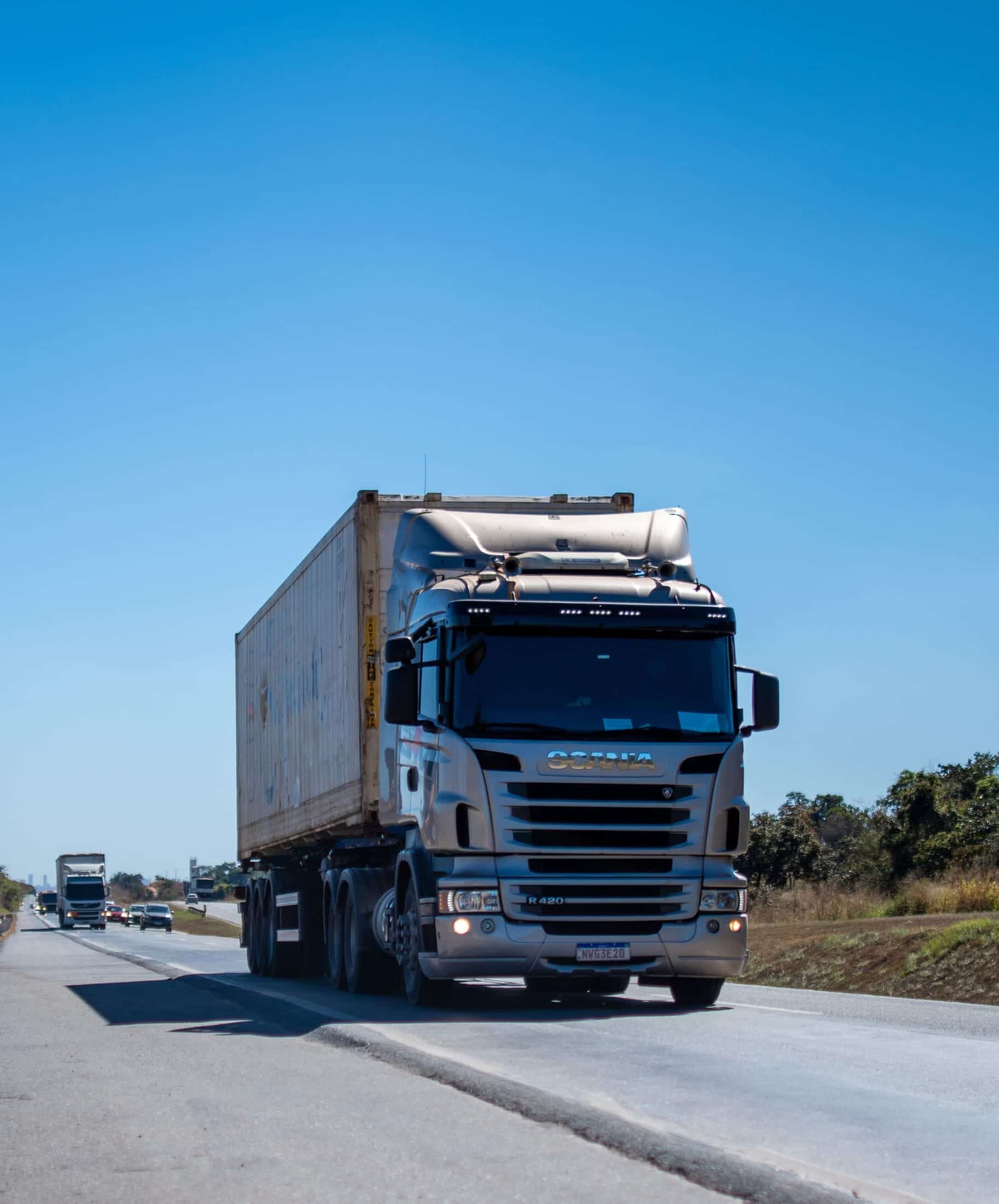 משאית מטען נוסעת בכביש בין־עירוני ביום בהיר